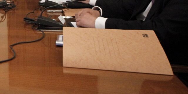 Ο φάκελος που έδωσε ο Τσίπρας στους πολιτικούς αρχηγούς