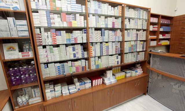 Πρωτοβουλία της ελληνικής κυβέρνησης η “είσοδος” ιδιωτών και εταιριών στα φαρμακεία