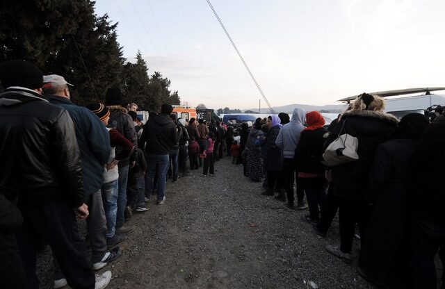 Απαλλάσσονται από τον ΦΠΑ δωρεές και βοήθεια προς τους πρόσφυγες