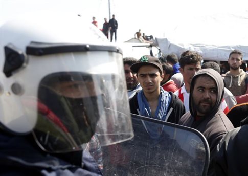 Πετροπόλεμος μεταξύ Σύρων και Αφγανών τα ξημερώματα στον Πειραιά