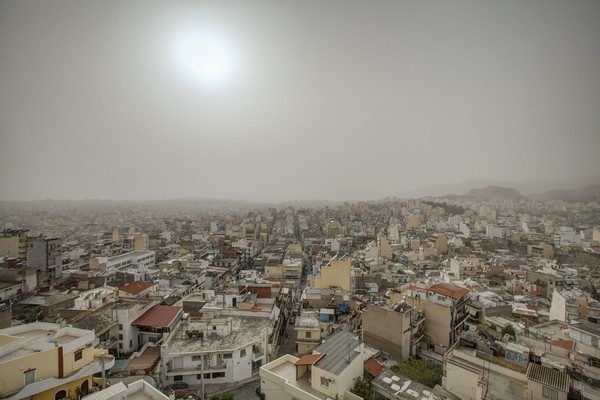 Αφρικανική σκόνη σκέπασε την Αθήνα. Τι πρέπει να προσέξετε