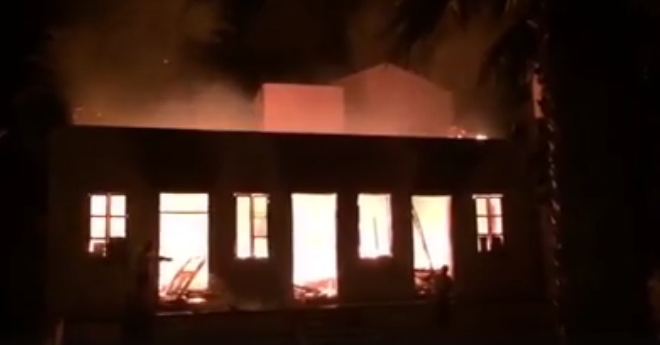 Καστελλόριζο: Κάηκε κτίριο που φυλάσσονταν είδη πρώτης ανάγκης για πρόσφυγες