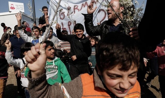 Οι πρόσφυγες πλέκουν τον φράχτη με λουλούδια και οι Σκοπιανοί σηκώνουν όπλα