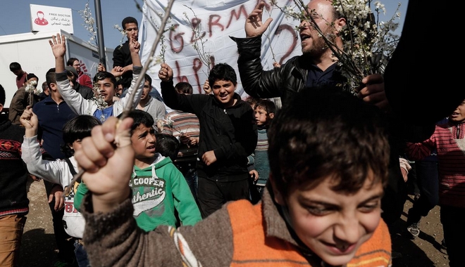 Οι πρόσφυγες πλέκουν τον φράχτη με λουλούδια και οι Σκοπιανοί σηκώνουν όπλα