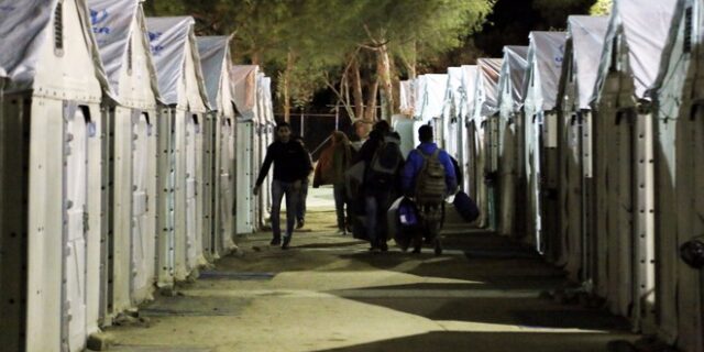 ΣΥΡΙΖΑ Λέσβου κατά κυβέρνησης για χειροπέδες σε μετανάστες