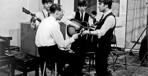 Πέθανε ο μουσικός παραγωγός των Beatles, George Martin