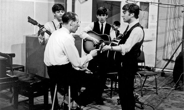 Πέθανε ο μουσικός παραγωγός των Beatles, George Martin