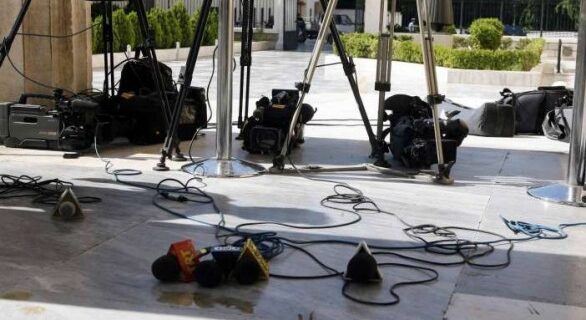 Τέλος οι διπλοθεσίτες δημοσιογράφοι στα κρατικά ΜΜΕ