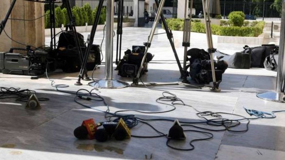 Τέλος οι διπλοθεσίτες δημοσιογράφοι στα κρατικά ΜΜΕ