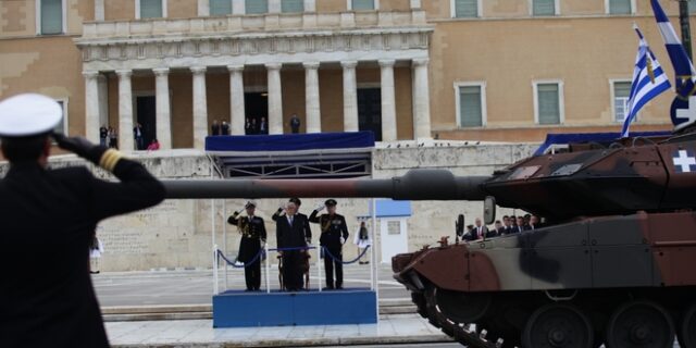 Η στρατιωτική παρέλαση. Live Εικόνα