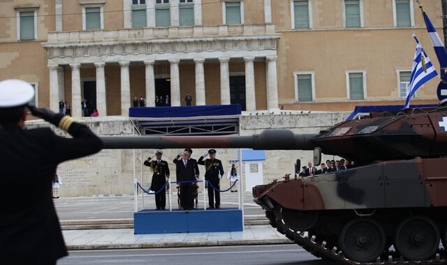 Η στρατιωτική παρέλαση. Live Εικόνα