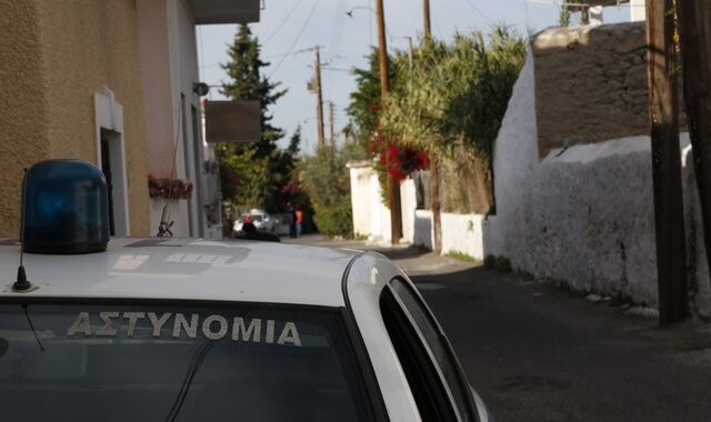 Με σκουπόξυλο κακοποίησε τα παιδιά της συντρόφου του