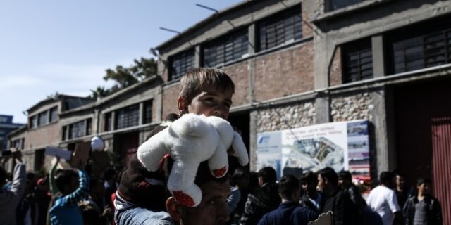Χιλιάδες πρόσφυγες στους σταθμούς του ΟΛΠ. Ζητούν να πάνε στην Ειδομένη