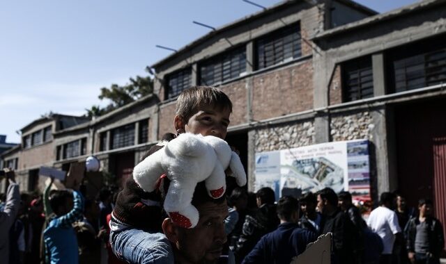Χιλιάδες πρόσφυγες στους σταθμούς του ΟΛΠ. Ζητούν να πάνε στην Ειδομένη