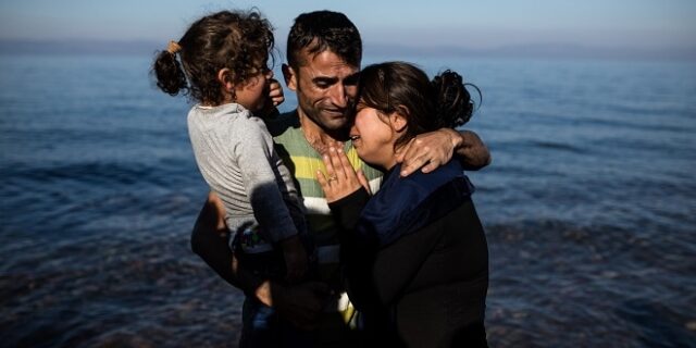 Ραγίζουν καρδιές από το σπαρακτικό τραγούδι πρόσφυγα μόλις πατά σε ελληνικό έδαφος