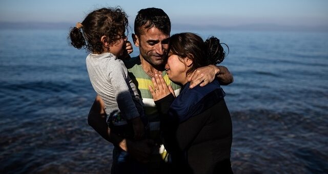 Ραγίζουν καρδιές από το σπαρακτικό τραγούδι πρόσφυγα μόλις πατά σε ελληνικό έδαφος