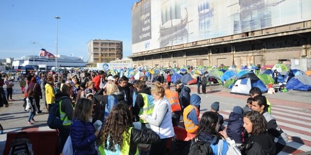 Ποιοι παροτρύνουν τους πρόσφυγες να μην πηγαίνουν σε δομές φιλοξενίας