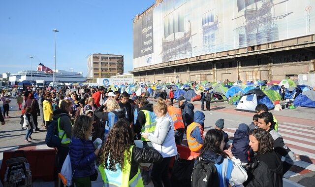 Ποιοι παροτρύνουν τους πρόσφυγες να μην πηγαίνουν σε δομές φιλοξενίας