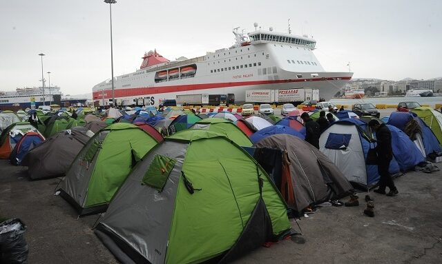 Διανομή φυλλαδίων στους πρόσφυγες για να αποχωρήσουν από το λιμάνι του Πειραιά