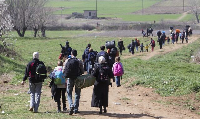 Κόντρα ΣΥΡΙΖΑ – ΝΔ με φόντο το προσφυγικό, αλλά και τη διαπραγμάτευση