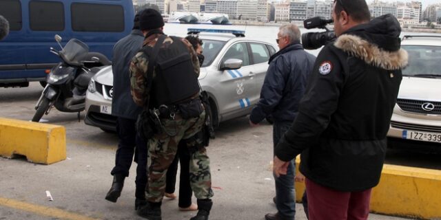 Πρόσφυγες στον Πειραιά αρνούνται να μπουν στα πούλμαν