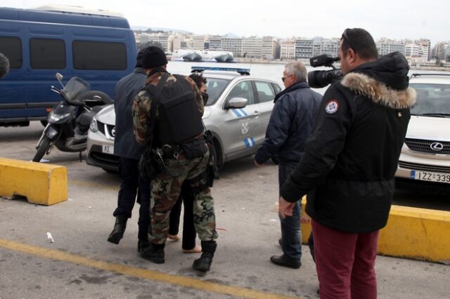 Πρόσφυγες στον Πειραιά αρνούνται να μπουν στα πούλμαν