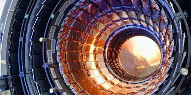 CERN: Ενδείξεις για νέο σωματίδιο