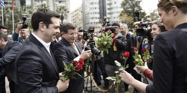 Τα κόκκινα τριαντάφυλλα της προπαγάνδας