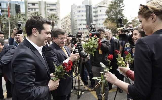 Τα κόκκινα τριαντάφυλλα της προπαγάνδας