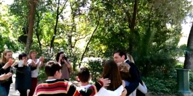 Περίπατος Τσίπρα στον Εθνικό κήπο και φωτογραφίες με μαθητές