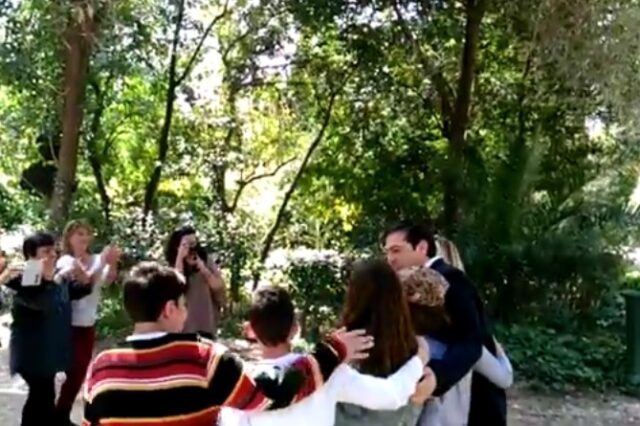 Περίπατος Τσίπρα στον Εθνικό κήπο και φωτογραφίες με μαθητές