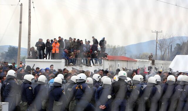 Έπεσαν οι τόνοι στην Ειδομένη. Άνοιξε η γέφυρα του Αξιού