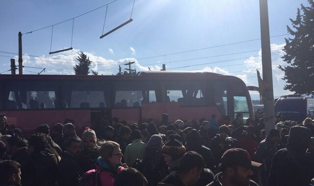 Καθ’ οδόν για Βέροια ένα από 20 λεωφορεία με πρόσφυγες από την Ειδομένη