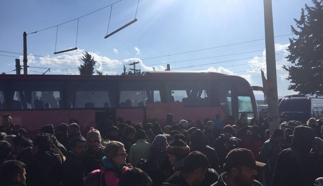 Καθ’ οδόν για Βέροια ένα από 20 λεωφορεία με πρόσφυγες από την Ειδομένη