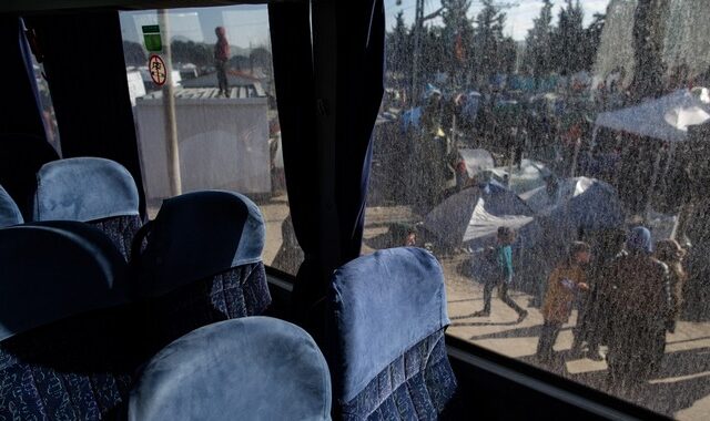 Έφτασε στη Βέροια το λεωφορείο που μετέφερε πρόσφυγες από την Ειδομένη