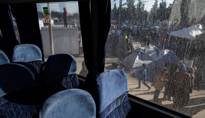Έφτασε στη Βέροια το λεωφορείο που μετέφερε πρόσφυγες από την Ειδομένη