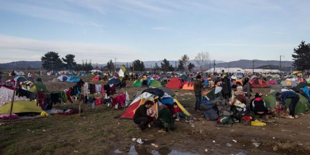 Κλειστή για τρίτη ημέρα η ουδέτερη ζώνη Ελλάδας-ΠΓΔΜ. Μάχη με τις λάσπες δίνουν οι πρόσφυγες