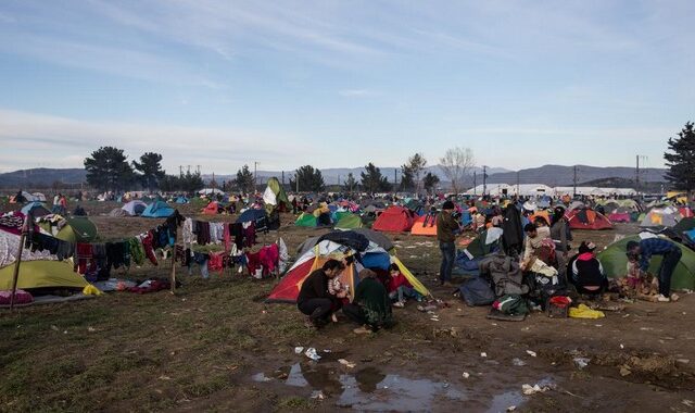 Κλειστή για τρίτη ημέρα η ουδέτερη ζώνη Ελλάδας-ΠΓΔΜ. Μάχη με τις λάσπες δίνουν οι πρόσφυγες