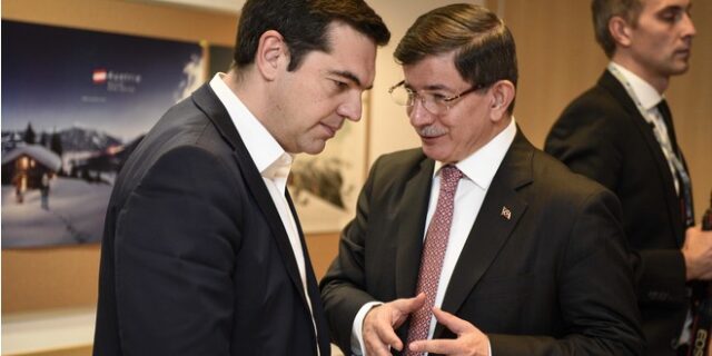 Μας δουλεύει ο Νταβούτογλου; ‘Μην ανησυχείς’, λέει στον Τσίπρα για το προσφυγικό