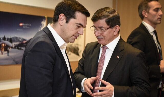 Μας δουλεύει ο Νταβούτογλου; ‘Μην ανησυχείς’, λέει στον Τσίπρα για το προσφυγικό