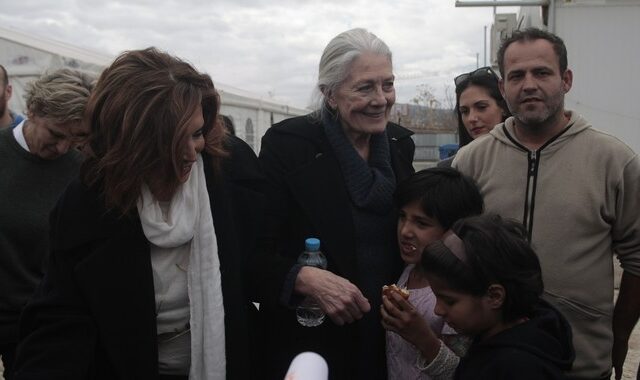 Τους πρόσφυγες στον Πειραιά επισκέφθηκε η Βανέσα Ρεντγκρέιβ