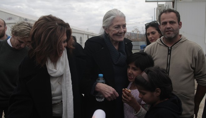 Τους πρόσφυγες στον Πειραιά επισκέφθηκε η Βανέσα Ρεντγκρέιβ