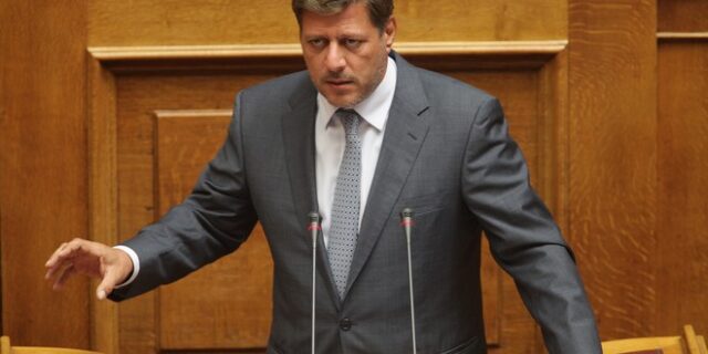 Βαρβιτσιώτης: Δεν αποκλείω τη βία για να αδειάσει η Ειδομένη