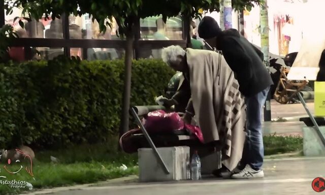 Κοινωνικό πείραμα στην Αθήνα: Το μεγαλείο ψυχής ενός αστέγου
