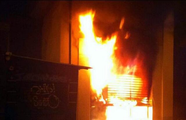 Πιάστηκαν επ’ αυτοφώρω να βάζουν φωτιά σε ATM