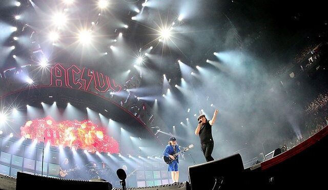 O Axl Rose, νέος τραγουδιστής στους AC/DC!