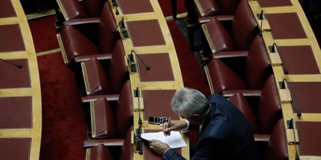 Τι απαντά το υπουργείο Εργασίας για τις συντάξεις των βουλευτών