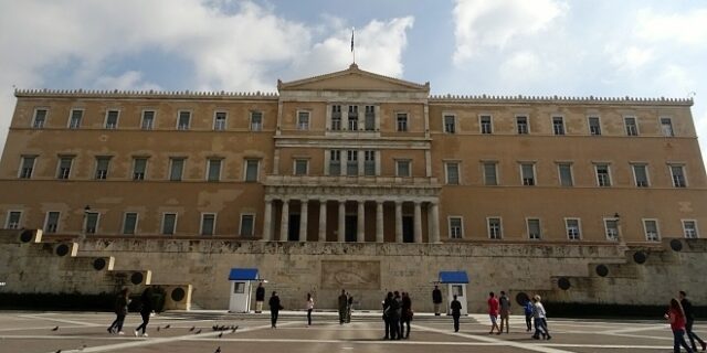 ΔΝΤ: Υψηλά μη βιώσιμο το ελληνικό χρέος