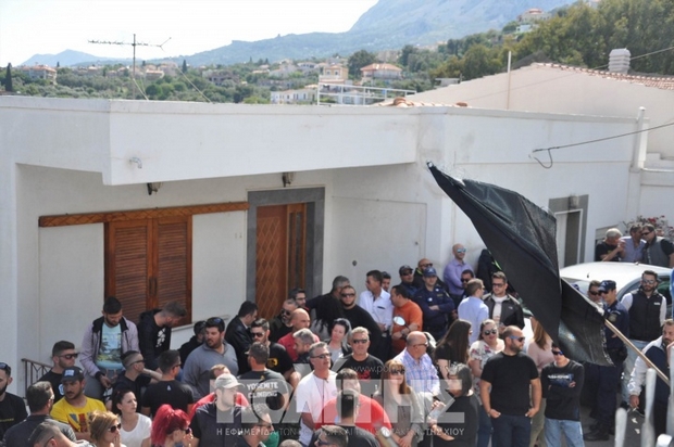 Χίος: Οργή λαού και μαύρες σημαίες για την ‘παύση’ του Ρουκετοπόλεμου