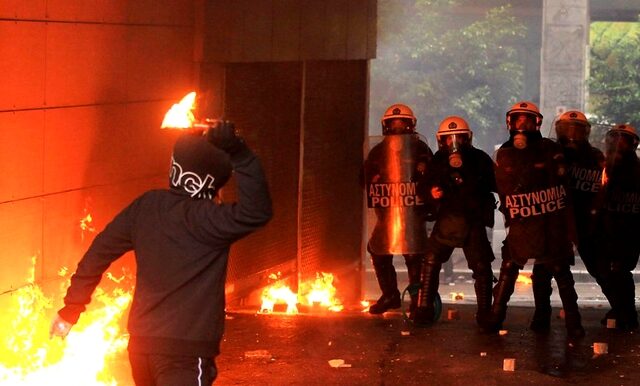 Μολότοφ κατά διμοιρίας των ΜΑΤ έξω από τουρκικό προξενείο